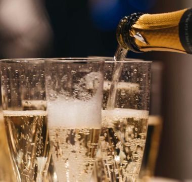 Comment reconnaître un bon champagne : guide du connaisseur